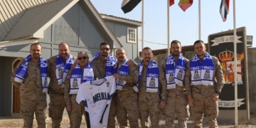 Militares melillenses que están destinados en el Líbano e Irak, en su apoyo al Melilla BC y la UD Melilla para esta temporada.