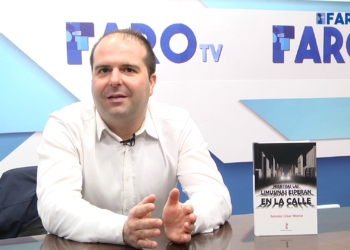 El escritor y dramaturgo Antonio César Morón presenta en FaroTV Melilla su novela ‘Mientras las limusinas esperan en la calle’.