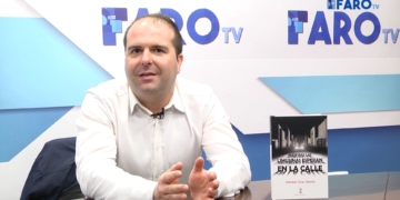 El escritor y dramaturgo Antonio César Morón presenta en FaroTV Melilla su novela ‘Mientras las limusinas esperan en la calle’.