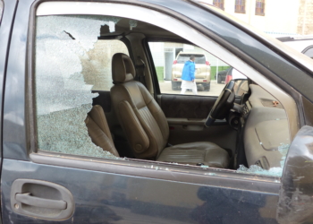 El vehículo sufrió severos destrozos en todas sus lunas laterales. Algunas mostraban orificios circulares que, según la Policía, no corresponden a proyectiles, sino a golpes con objetos contundentes.