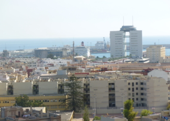 Vista panorámica de Melilla. Al fondo, Las Torres, sede de los juzgados de la ciudad.