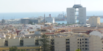 Vista panorámica de Melilla. Al fondo, Las Torres, sede de los juzgados de la ciudad.