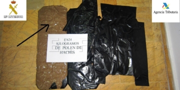 Imágenes de la maleta que ocultaba la droga.