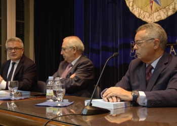 Antonio Bravo, Juan José Imbroda y el autor del libro, Jesús García Ayala, ayer en el aula 10 de la UNED.