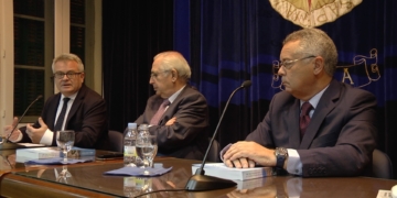 Antonio Bravo, Juan José Imbroda y el autor del libro, Jesús García Ayala, ayer en el aula 10 de la UNED.