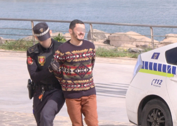 F.M.R., el conductor detenido tras el atropello mortal a un ciclista el pasado domingo                                                  en Cabrerizas entró ayer escoltado por la Policía Local a los juzgados de Melilla. Tras prestar declaración el juez lo envió a prisión sin fianza.