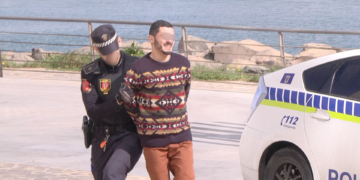 F.M.R., el conductor detenido tras el atropello mortal a un ciclista el pasado domingo                                                  en Cabrerizas entró ayer escoltado por la Policía Local a los juzgados de Melilla. Tras prestar declaración el juez lo envió a prisión sin fianza.