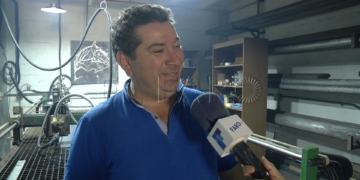 Alfredo Prada, de Inoxmel. Al fondo, la máquina que se ha montado artesanalmente.