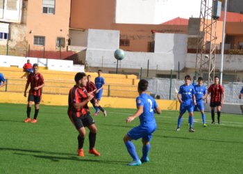 Jugada en el centro del campo del Rusadir B.