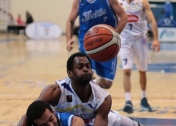Alfredo Ott, en una de sus típicas jugadas defensivas.