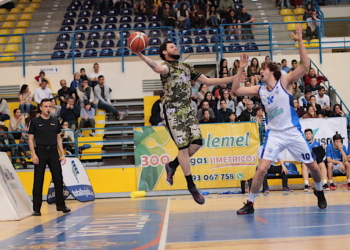 El pívot melillense, en una de sus jugadas de la presente temporada dentro de la Liga LEB Oro.