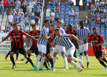La lucha en el centro del campo fue muy dura debido a lo que se jugaban ambos equipos.