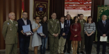 Foto de familia de los premiados ayer por el Centro de Historia y Cultura Militar. Entre ellos, El Faro de Melilla (tercera por la izquierda), representado por Tania Costa, directora.