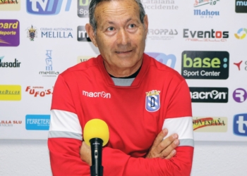 El primer entrenador azulino, Juan Moya, en la rueda de prensa oficial del club.