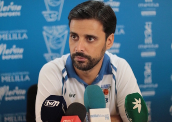 El primer entrenador de la escuadra del Club Melilla Baloncesto, en la rueda de prensa oficial.