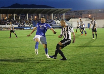 Agudo, a la izquierda, se dejó todo durante los 90 minutos de partido.