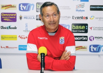 Juan Moya, primer entrenador de la UD Melilla, en la rueda de prensa.