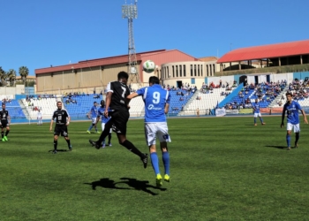 Mustapha lucha por un balón aéreo con el delantero del conjunto azulino David Cubillas.