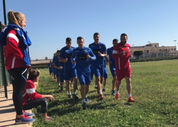 Carrera contínua de los jugadores melillenses, bajo la atenta mirada de las fisioterapeutas del club