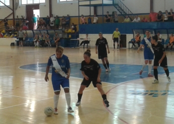 Raquel Souza, con el balón, una de las goleadores del equipo local.