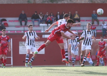 Jugada de uno de los partidos de la escuadra del River Melilla fuera del campo federativo de La Espiguera.