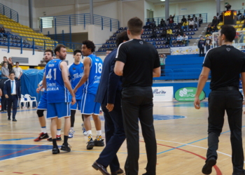 Alejandro Alcoba, en su diálogo al final del partido con los colegiados.