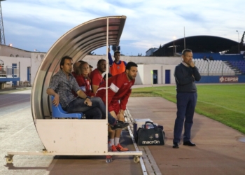 El técnico melillense, en su banquillo durante el encuentro ante los gaditanos.