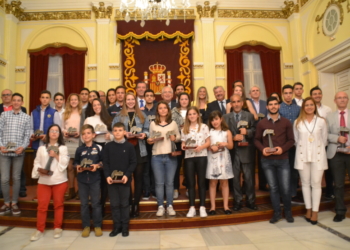 Al final del acto de entrega de premios, posaron todos los galardonados junto a las autoridadesde la Ciudad Autónoma de Melilla.
