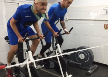 Cubillas y Barrio, en clave de humor, alentando a la afición para el sprint final.