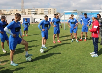 El primer entrenador de la escuadra de nuestra ciudad, en una de las sesiones de entrenamientos en el estadio municipal Álvarez Claro.