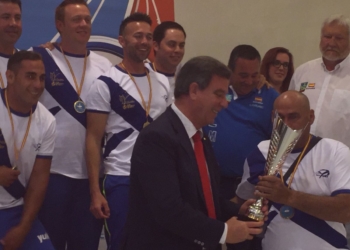 El equipo campeón, en la recogida de su trofeo acreditativo.
