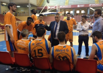 El técnico melillense Javier Nieto dando consignas a sus jugadores en un tiempo muerto.