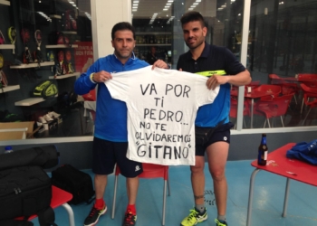 Fran Amador y Fran Mota quisieron dedicarle su buen campeonato en pádel, a un compañero recientemente fallecido.