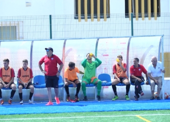 El técnico melillense Karim Mohatar, en el banquillo del campo de La Espiguera