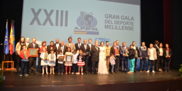 Foto de familia con todos los galardonados en la noche de ayer sobre el escenario del Teatro Kursaal, junto al presidente de la entidad Avelino Gutiérrez.