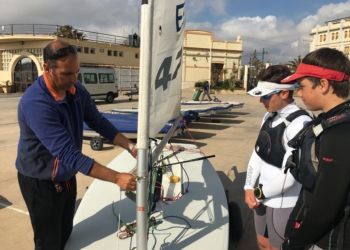 el faro
Regatistas del Real Club Marítimo de Melilla, atendiendo a las indicaciones del técnico.