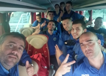 Los melillenses celebrando el triunfo en el autobús de regreso.