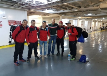 Deportistas melillenses, antes del inicio de su desplazamiento.