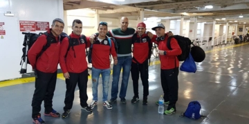 Deportistas melillenses, antes del inicio de su desplazamiento.