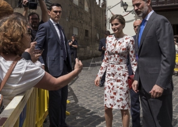 GRA218. LAS PALMAS DE GRAN CANARIA, 24/04/2017.- Los reyes Felipe VI y doña Letizia, saludan a las personas congregadas a las puertas de la Casa de Colón en Las Palmas de Gran Canaria, al inicio de su visita de dos días a Canarias, la primera que realizan juntos. EFE/Ángel Medina G.