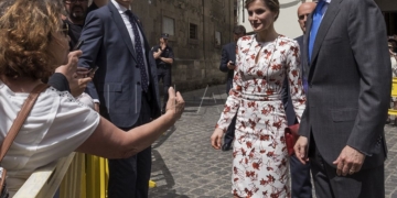 GRA218. LAS PALMAS DE GRAN CANARIA, 24/04/2017.- Los reyes Felipe VI y doña Letizia, saludan a las personas congregadas a las puertas de la Casa de Colón en Las Palmas de Gran Canaria, al inicio de su visita de dos días a Canarias, la primera que realizan juntos. EFE/Ángel Medina G.