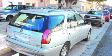 Uno de los tres vehículos que fueron intervenidos en El Real por portar placas falsificadas de matrícula.