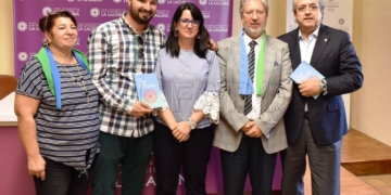 José Heredia (2do izq), ayer en Tenerife, junto a la concejala de Bienestar Social de La Laguna y el senador Alarco (d).
