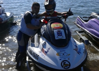 Pedro Pérez, con su moto de competición.