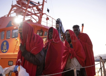 Algunos de los rescatados, a su llegada al puerto de Motril.