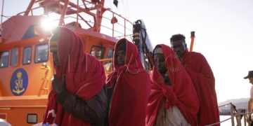 Algunos de los rescatados, a su llegada al puerto de Motril.