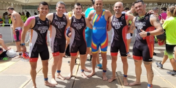 Varios momentos de la participación de los triatletas melillenses en la competición andaluza.