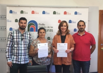 Representantes de la Escuela de Flamenco, junto a Paz Velázquez.