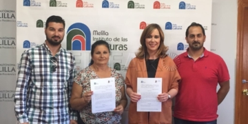 Representantes de la Escuela de Flamenco, junto a Paz Velázquez.