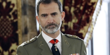 GRA214. MADRID, 02/12/2016.- El rey Felipe VI antes de recibir en audiencia militar a un grupo de generales de división, de Brigada y Contralmirantes, hoy en el Palacio Real de Madrid. EFE/Sergio Barrenechea